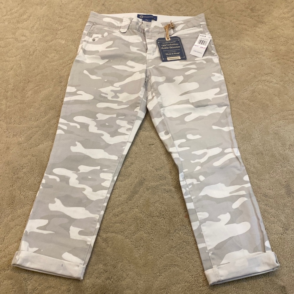 Democracy Size 6P Crop Pants Gray and White Camo NWT